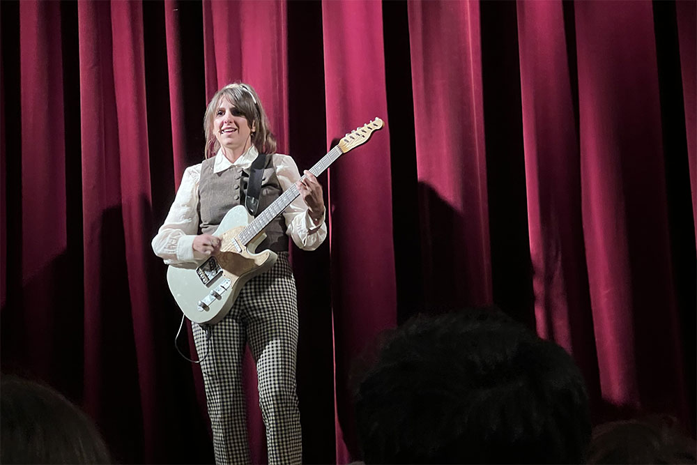 Une musicienne de talent ouvre le spectacle.