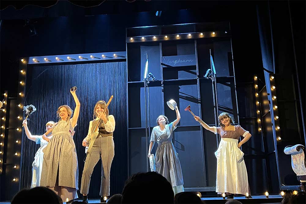 Orgueil et préjugés - les domestiques se moquent de leurs employeurs.