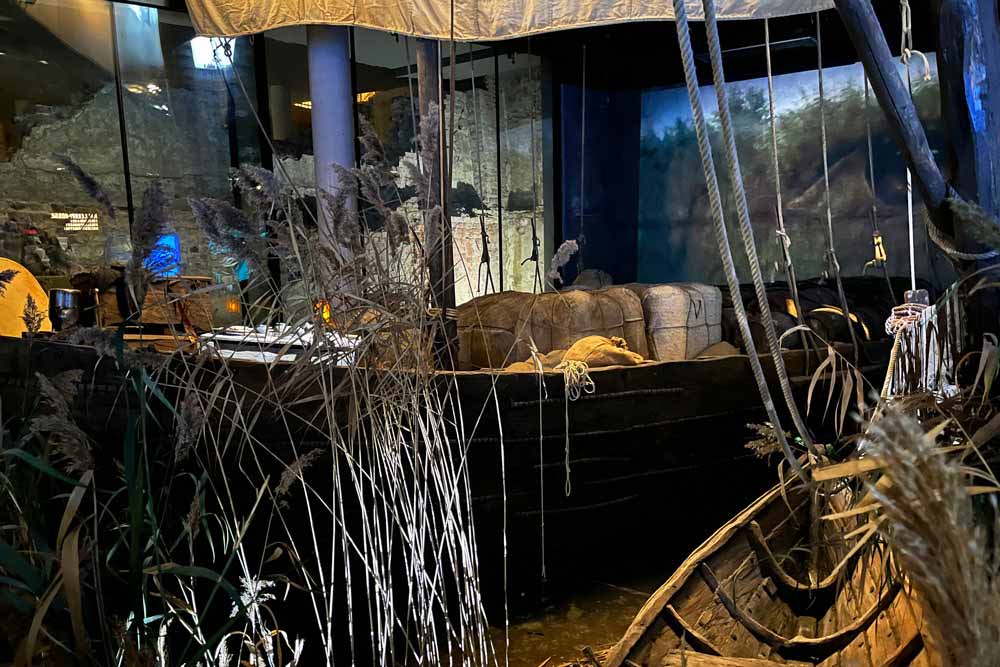 Salle consacrée à Novgorod avec objets et embarcation d’époque (Musée de la Hanse)