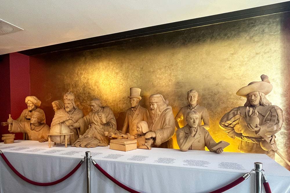 Fresque sculptée et ses dix personnages grandeur nature (musée du Massepain)