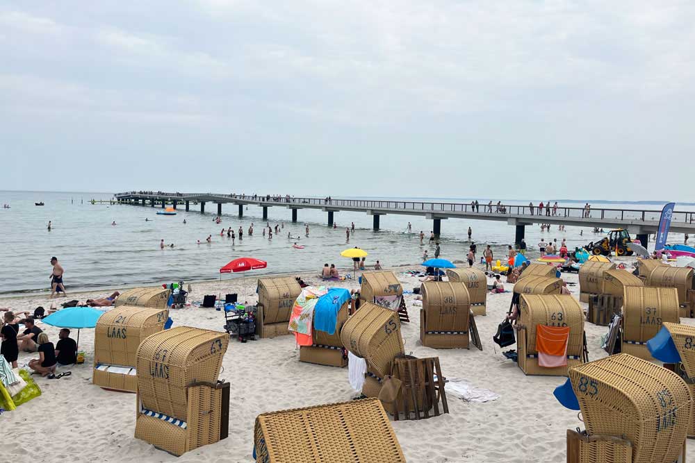 Schleswig Holstein - Plage de Scharbeutz avec ses cabanons et un de ses deux nouveaux môles