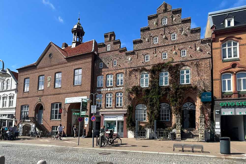Husum avec son hôtel de ville du XVe siècle (à gauche) et son ancienne auberge