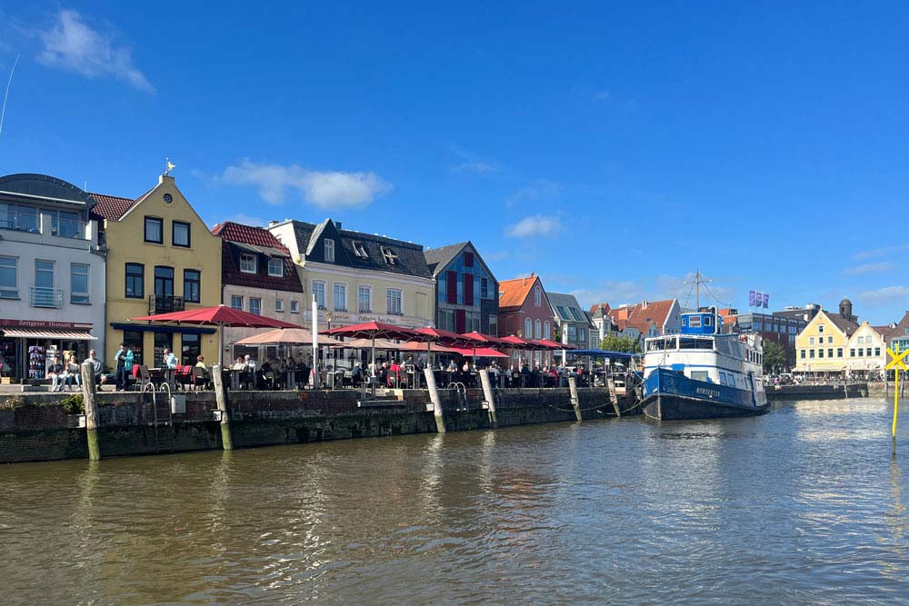 Maisons et restaurants alignés le long des quais (Husum)