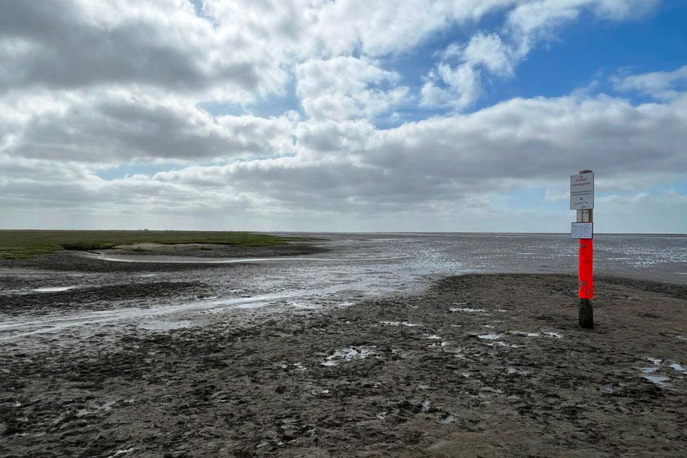 La mer de Wadden. A droite un piquet indiquant les marées