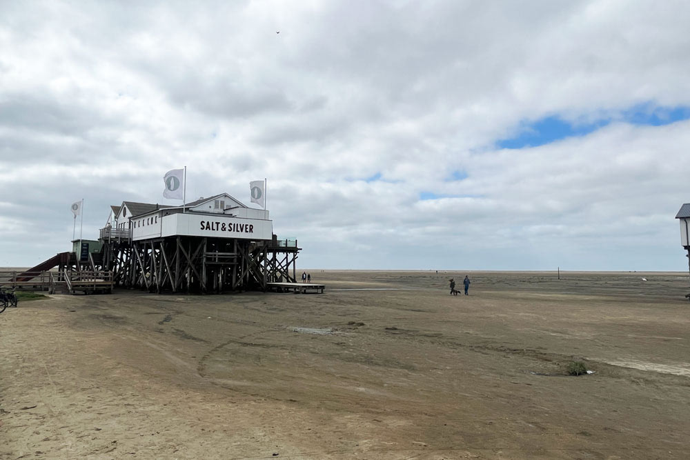La plage de St. Peter Ording avec, au loin, le restaurant Salt&Silver