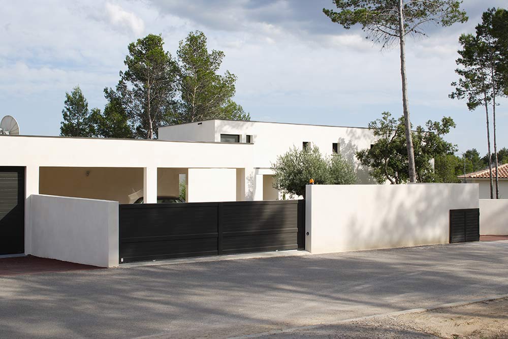 Elégance et modernité avec ce superbe portail.