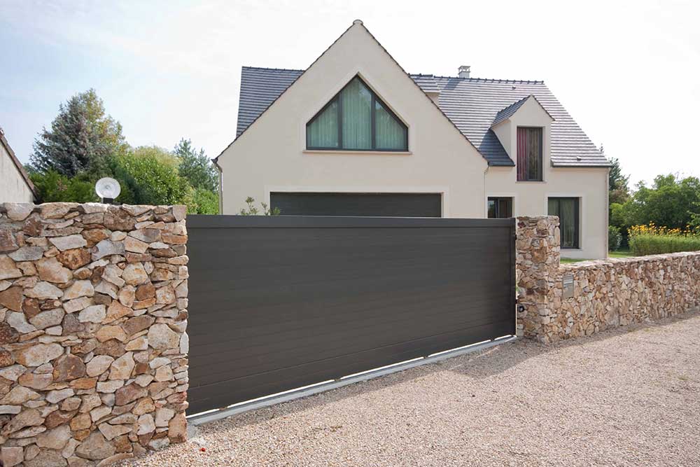 Portail - Sobriété et praticité pour ce portail.