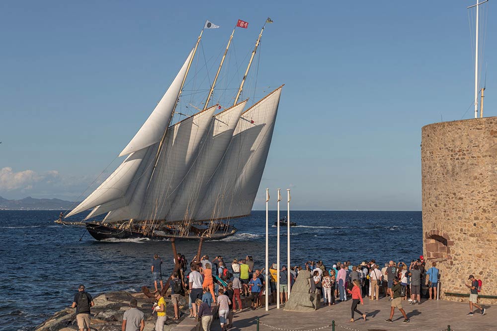 Voiles de Saint-Tropez 2025 - Une compétition qui passionne les amateurs de voiliers.