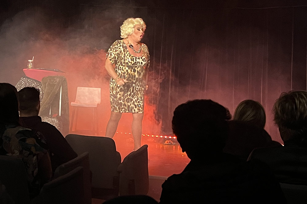 Zize - une arrivée en fanfare.