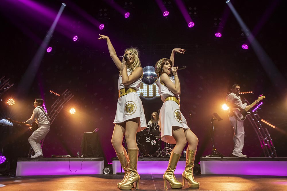 Mania : The Abba Tribute - l’incarnation saisissante et plus vraie que nature d’un des groupes les plus mythiques des années 80.