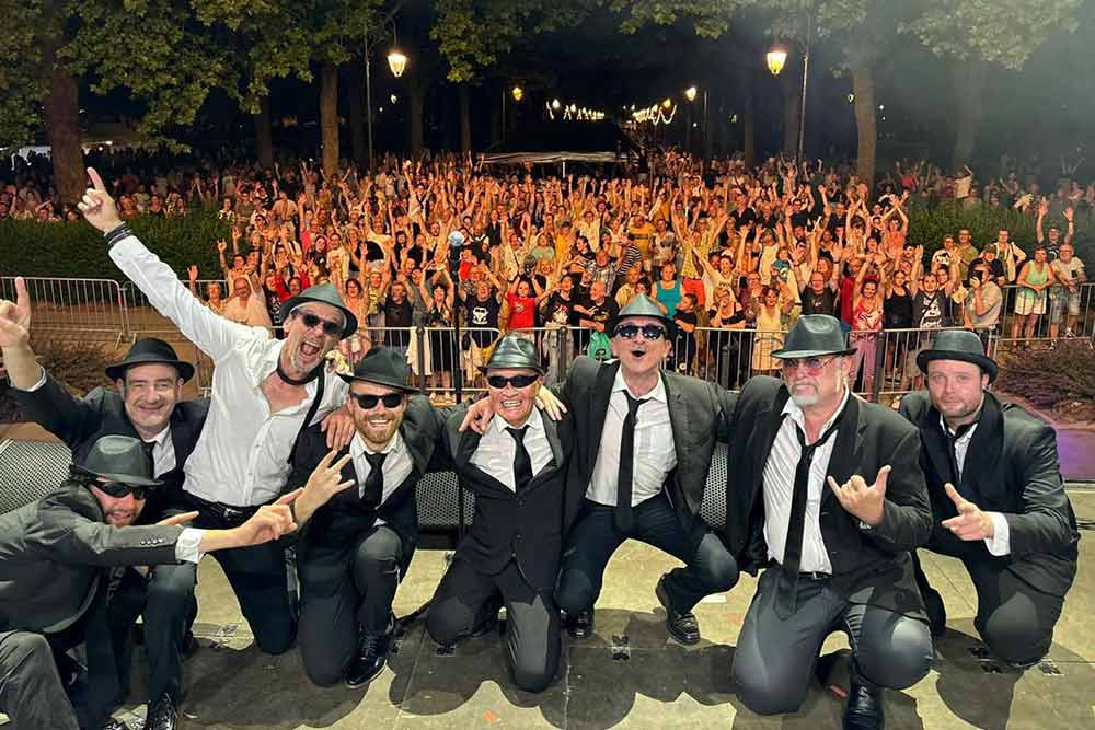 Blues Brothers - The Blues Brothers » sur scène en live, 100% rock, blues, burlesque, des guitares cassées etc.