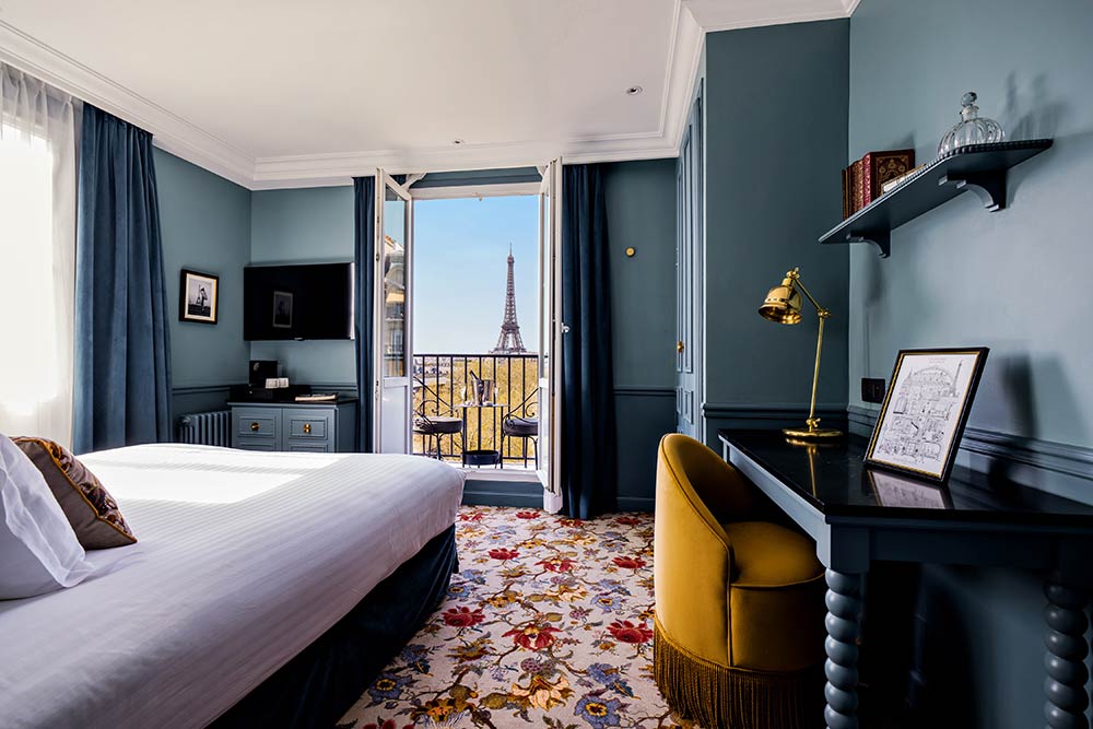 Chambre : Moquette au dessin fleuri sur-mesure « Galerie B » - Fauteuil crapauden velours « LBM » Tissu « Casamance ».