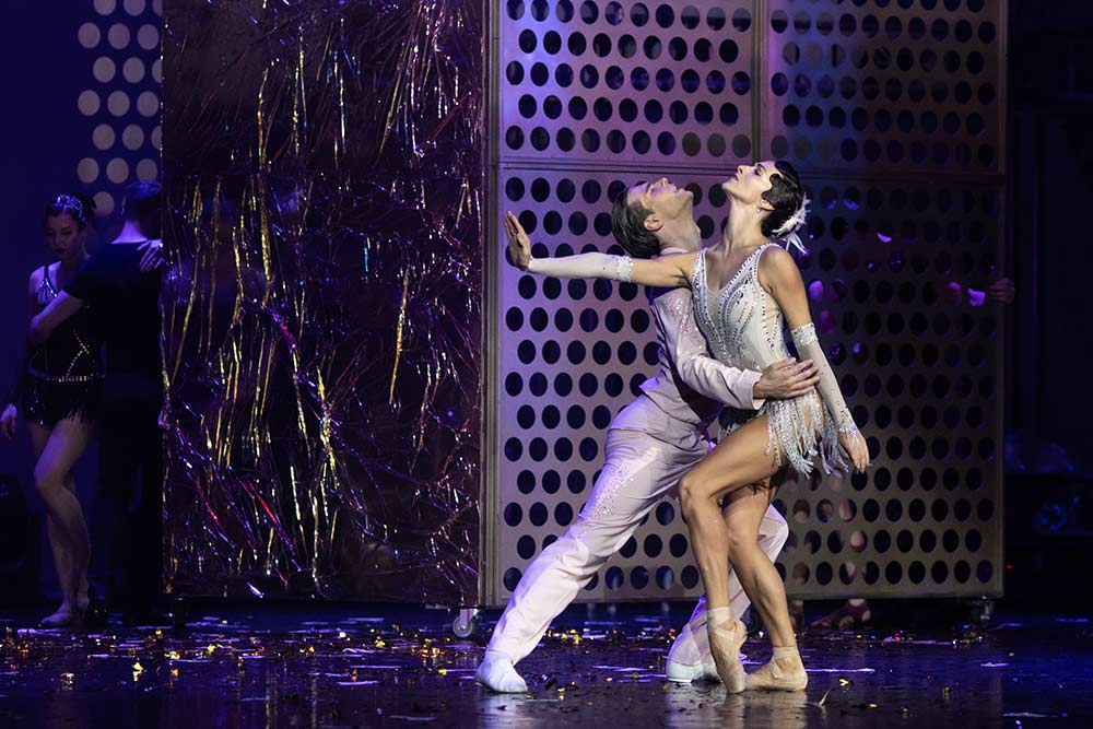 Un monde d'art déco, de fêtes étincelantes et d’émotions sincères