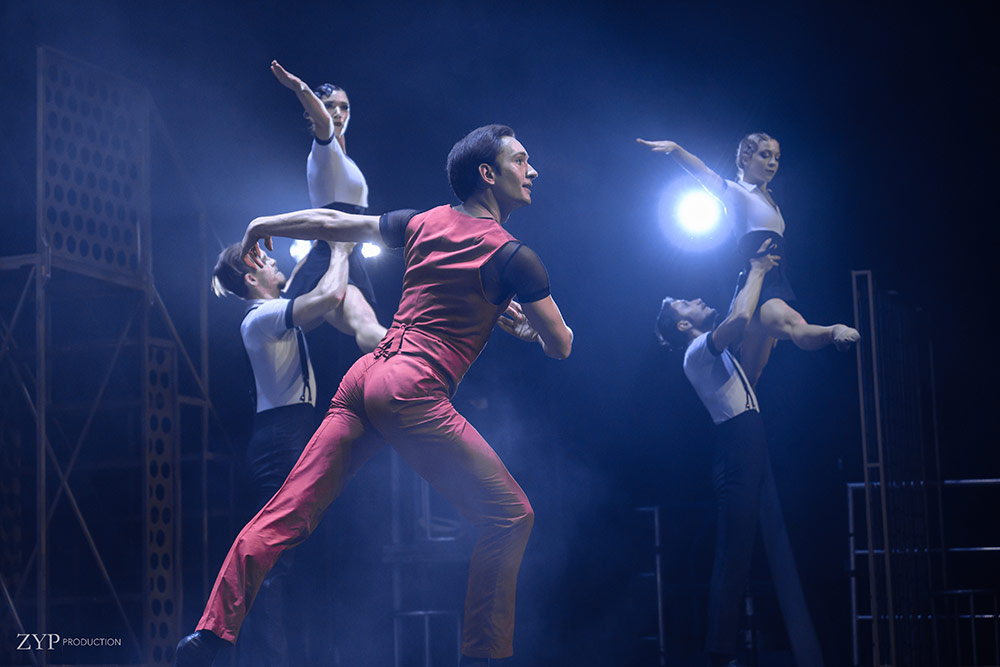 Des danseurs qui vous transportent dans les années folles.