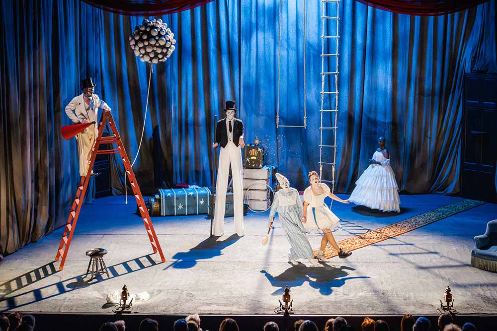 Clown, géant, danseuse... des artistes de talent.