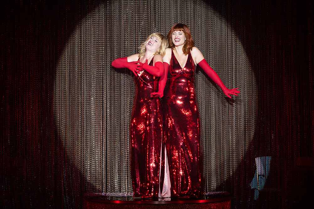 Les Demoiselle de Rochefort - Les jumelles font un tabac lors d'un spectacle.