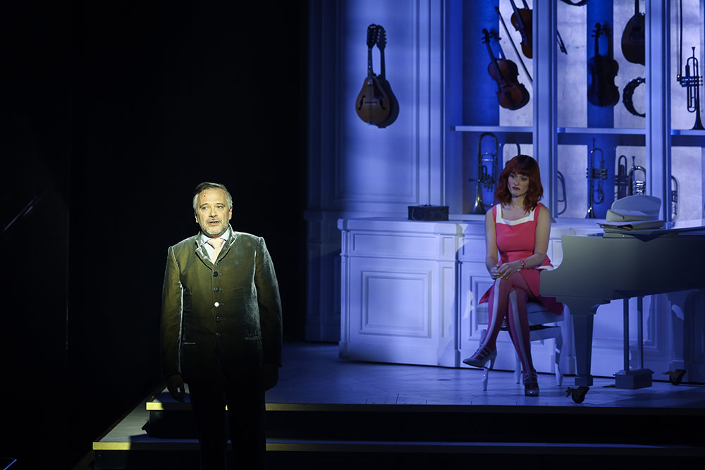 Les Demoiselle de Rochefort - Simon Dame, ancien amant d’Yvonne, marchand de musique et père de Boubou.