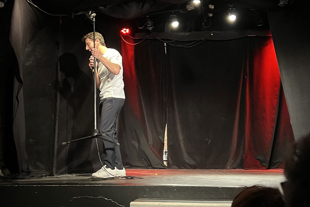 Avec un humour et sincérité, il aborde des thèmes comme la reconversion, la vie moderne et la résilience.