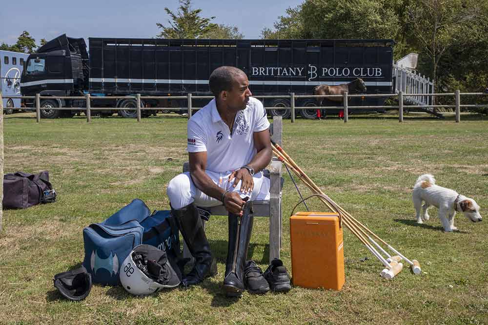 Pierre Henri Ngoumou (handicap 6), le meilleur joueur français, apprécie, lui aussi, le confort d’une glacière Fieldbar…