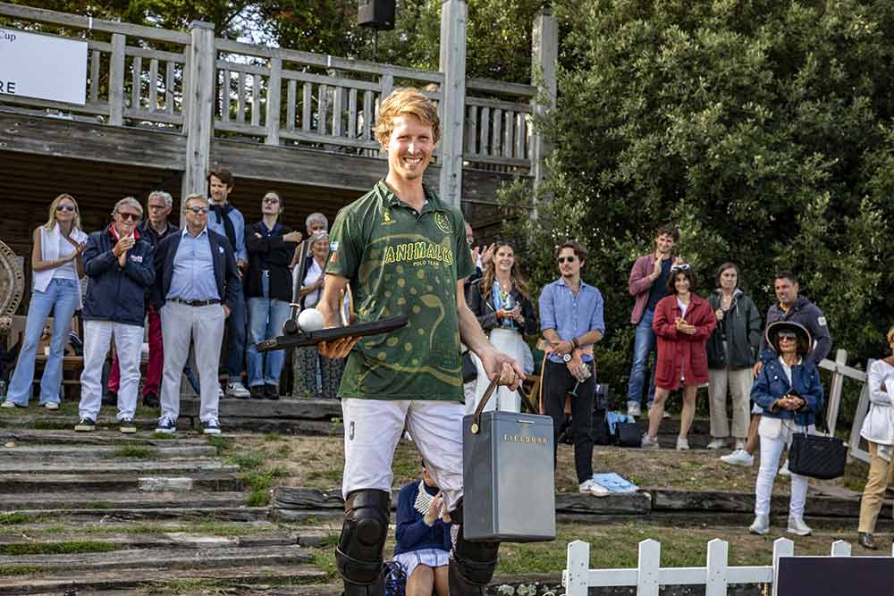 Augustin Emsens, capitaine de l’équipe belge Animales. Il a gagné sa Fieldbar en étant élu cet été meilleur joueur amateur de l’Atlantic Polo Club du Brittany Polo Club © Caroline Paux