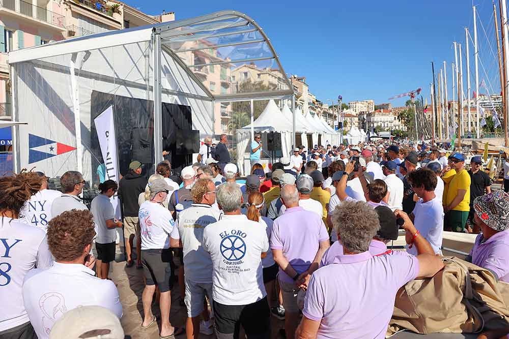 Une foule immense sur les quais.