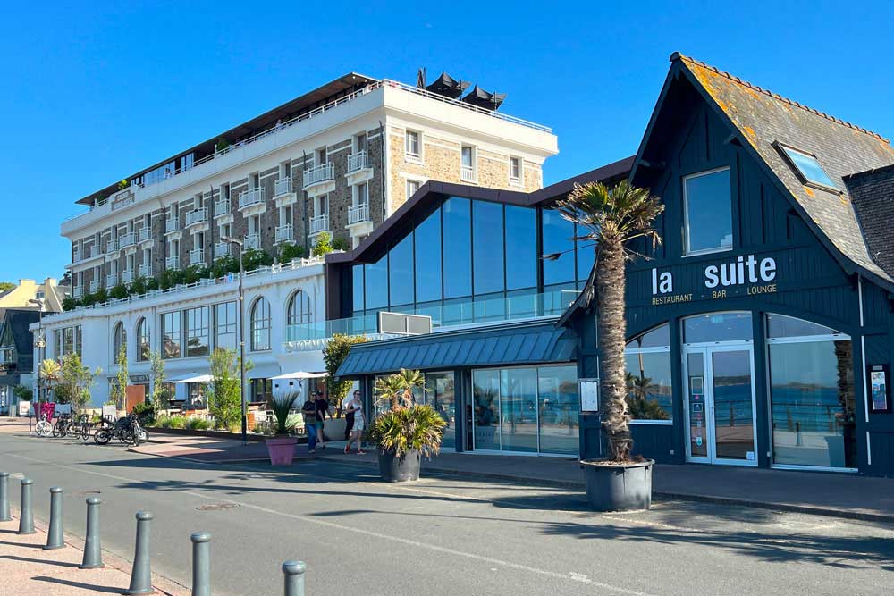 Roz Marine - L’établissement Roz Marine Thalasso Resort avec, à droite, le restaurant de La Suite