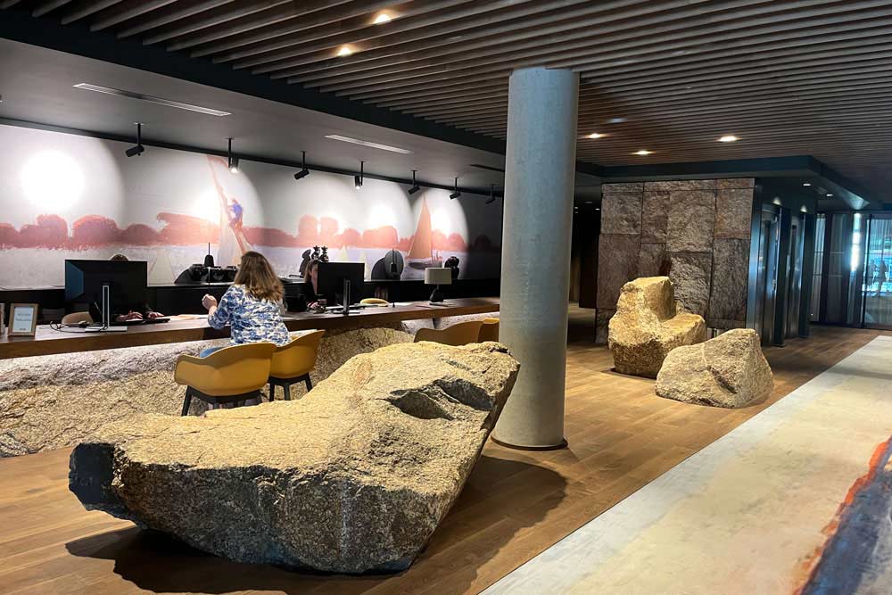 Roz Marine - La réception, entre rochers et détails de peintures de Maurice Denis (Roz Marine)