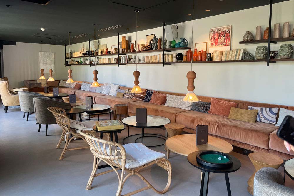 Roz Marine - Banquettes et étagères chargées d’objets (Roz Marine)