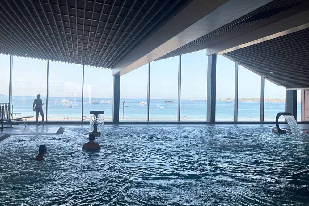 Roz Marine - Le grand bassin, face à la mer (Parcours Marin).