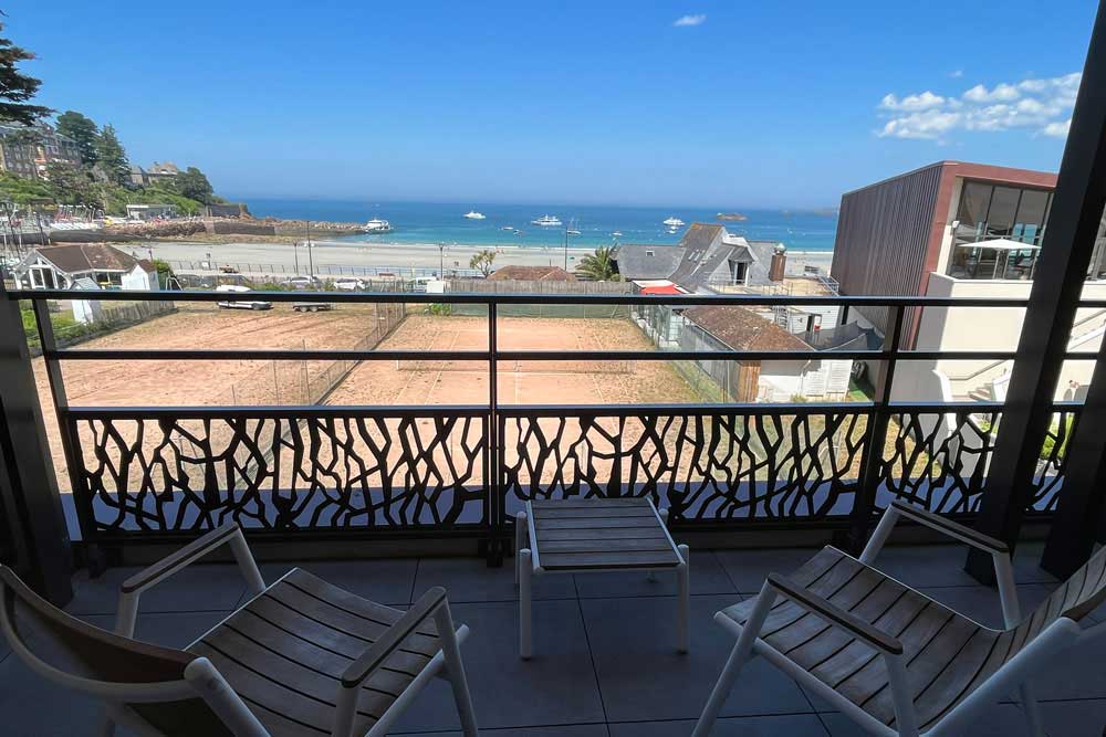 Terrasse de chambre donnant sur le front de mer.