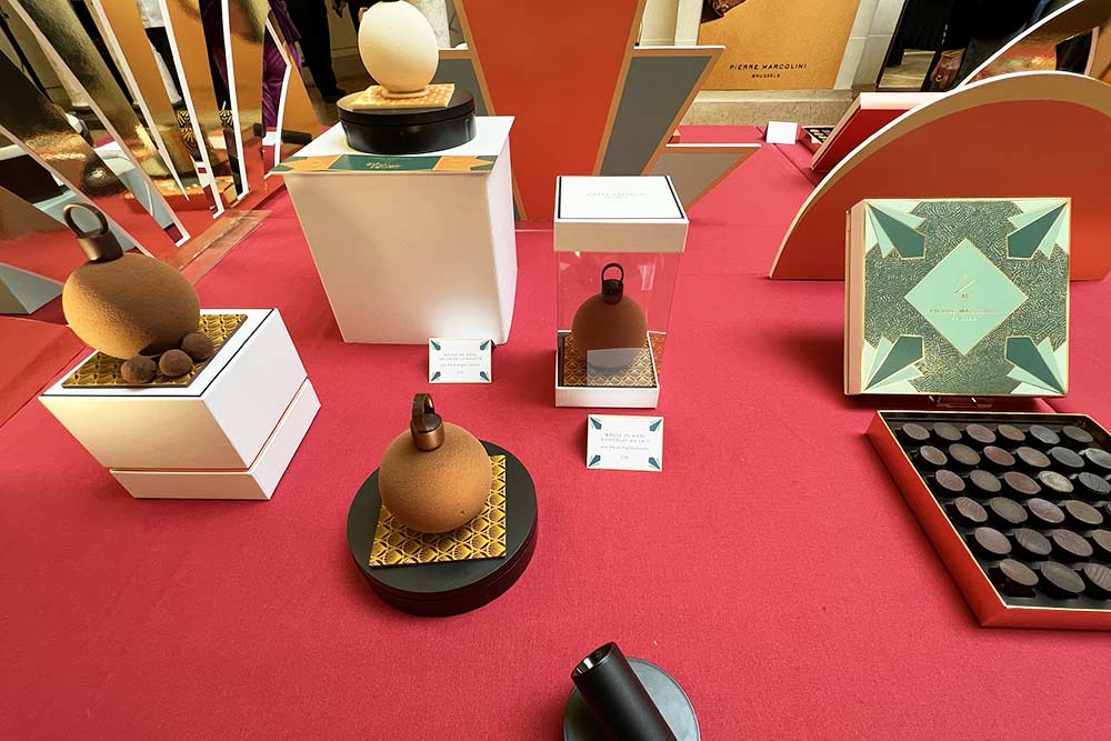 Collection Noël - Des boules de Noël garnies de noisettes. 