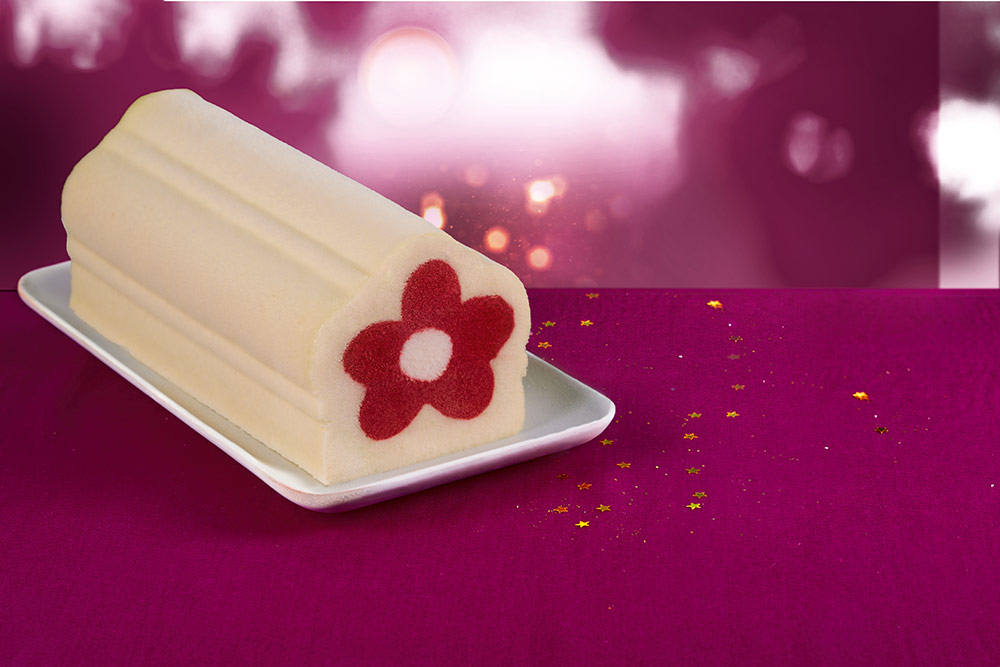 Au coeur de cette bûche, se cache une jolie fleurqui se révèle à chaque tranche comme un secret bien gardé.