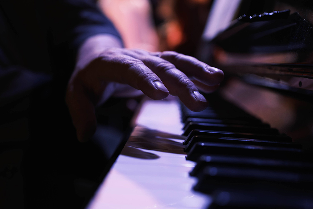 Doigts sur un piano.