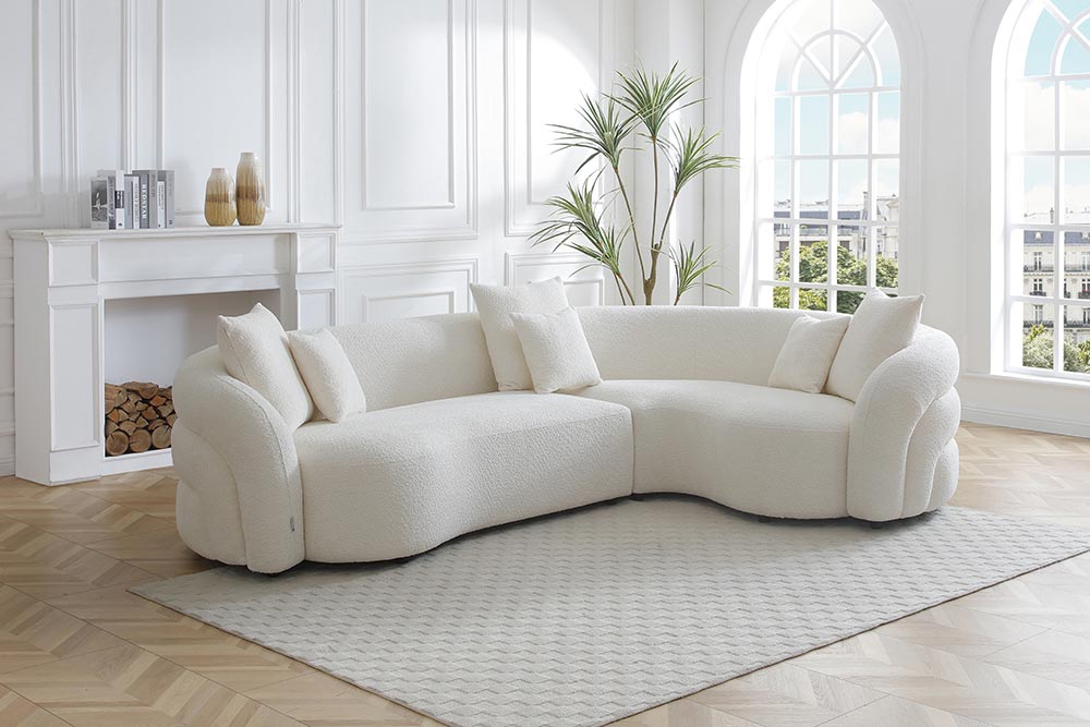 Canapés - Ce modèle est superbe avec ses lignes courbes et ses coussins.