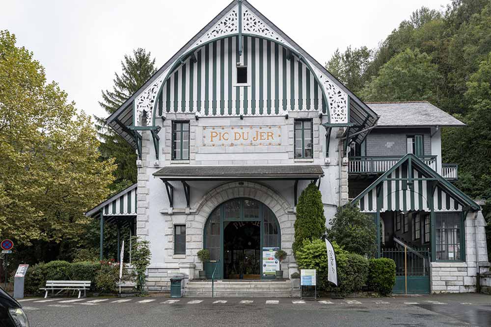 Inaugurée en 1900, la gare du funiculaire du Pic du Jer accueille toujours les visiteurs en route vers le belvédère.