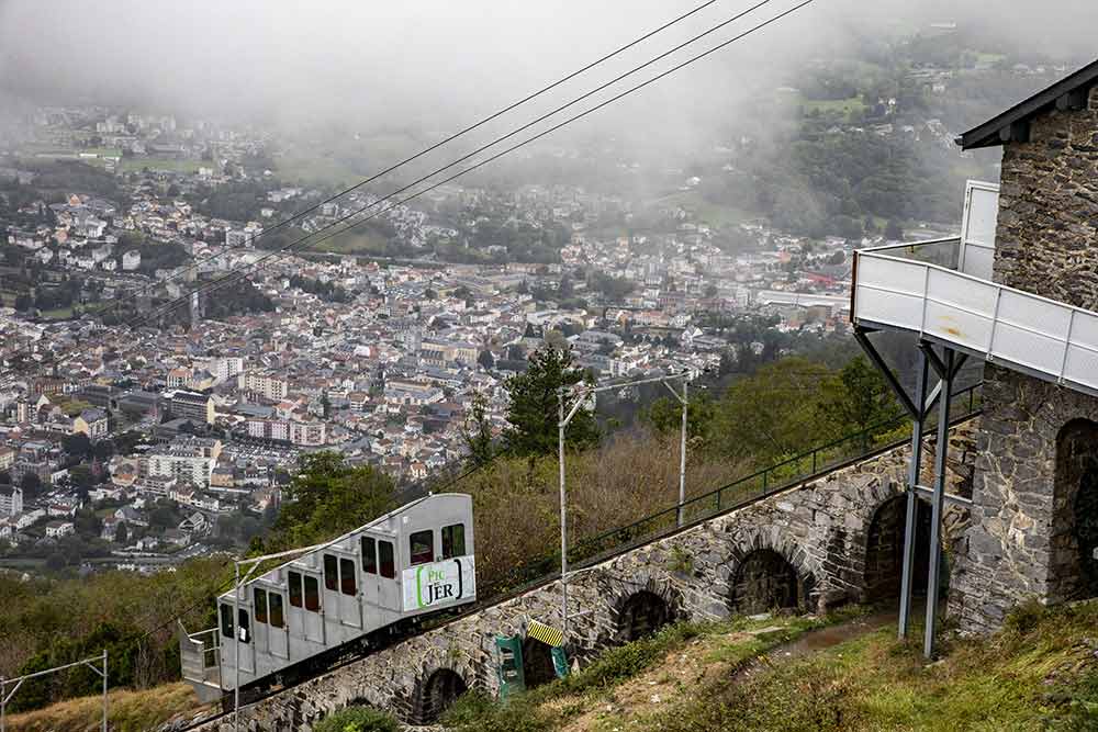 Lourdes - À flanc de montagne depuis plus d’un siècle, le funiculaire relie la ville au sommet du Pic du Jer.