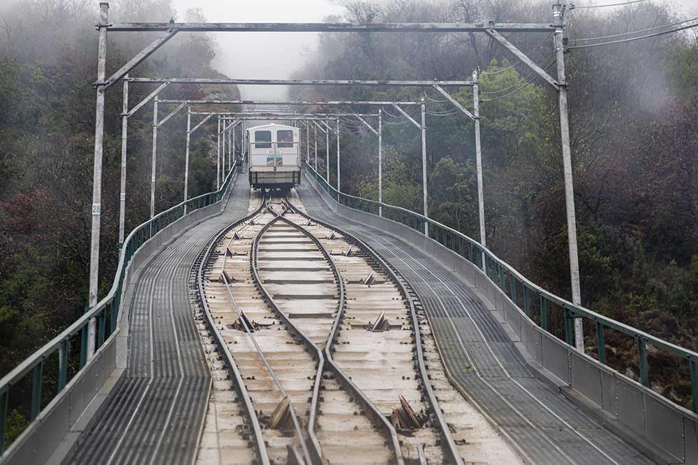 Le funiculaire circule sur une voie ferrée unique qui comporte au milieu du parcours un tronçon doublé qui permet aux deux funiculaires de se croiser.