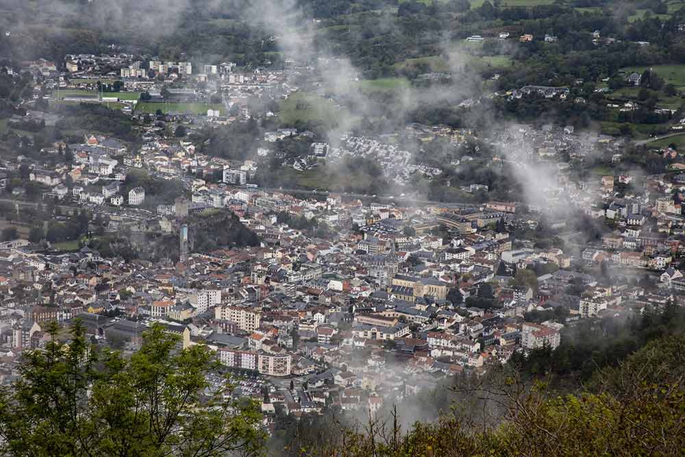 Inauguré en 1900, le Pic du Jer était un symbole de modernité. Montée douce vers la montagne, regard posé sur le sanctuaire, les vallées et le gave : une manière de prendre du recul sur la ville du pèlerinage.