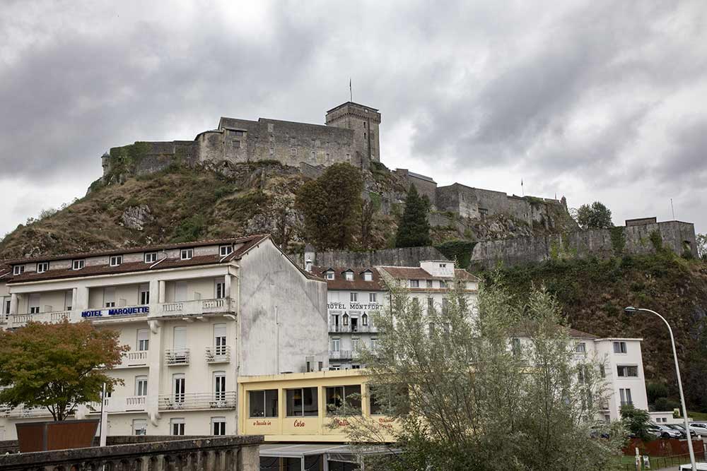 Lourdes - Le Château fort perché sur son rocher.