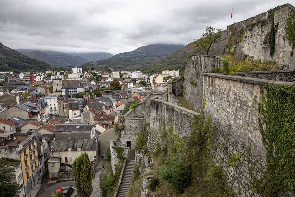 Lourdes - Le château est vraiment au cœur de la ville.