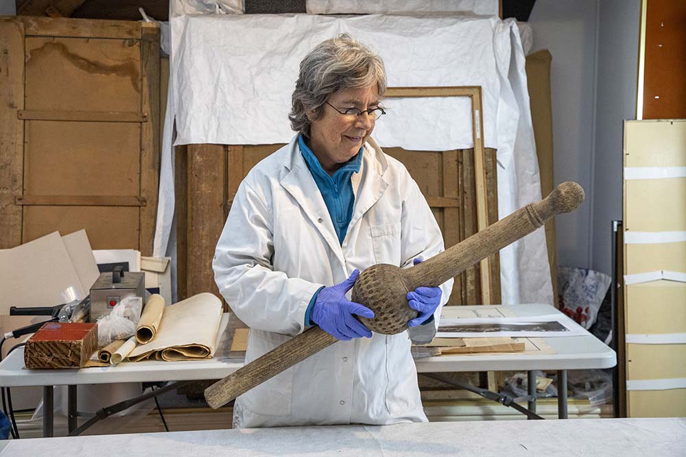 Agnès Mengelle présente une quille traditionnelle du jeu de quilles de neuf, autrefois très pratiqué dans les villages pyrénéens.