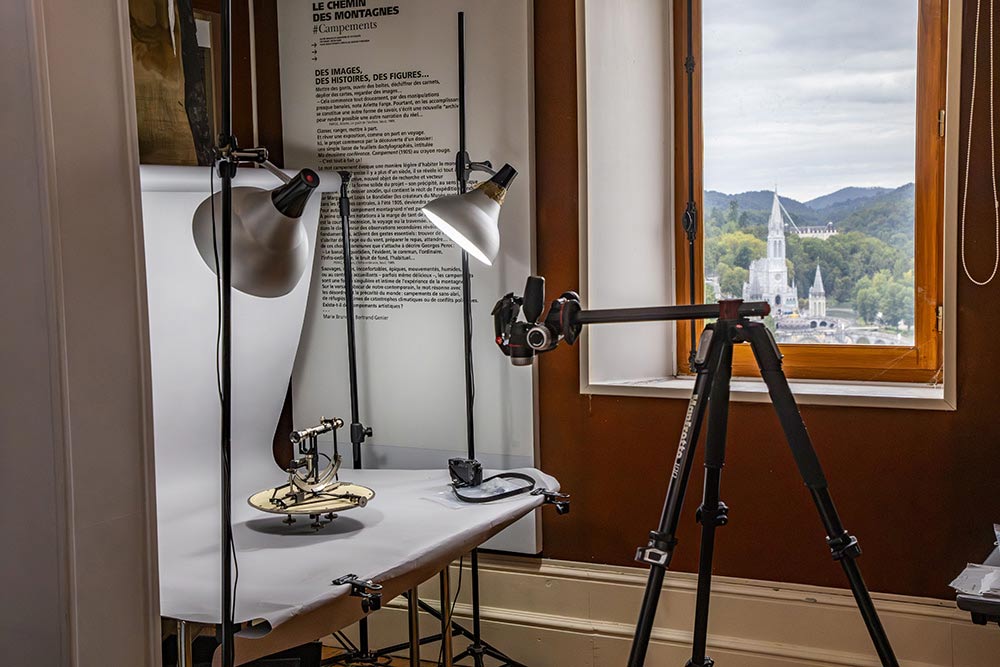 Lourdes - Le travail de conservation photographique passe par le studio photo.