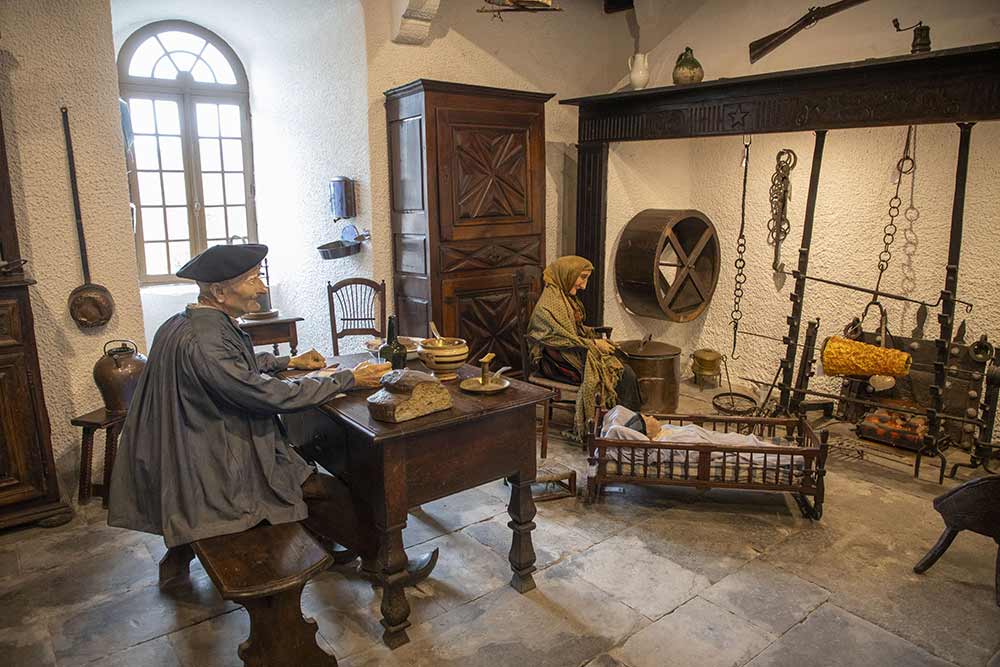  Dans le musée, une cuisine béarnaise de la fin du XVIIIe SIÈCLE est présentée.