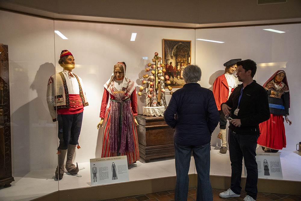 Lourdes - Présentation de costumes traditionnels.