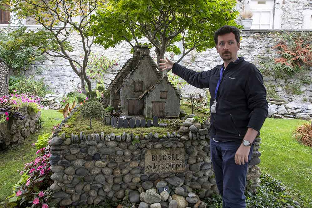 Le guide nous présente la maquette d’une maison de Bigorre, entourée de bonsaïs.