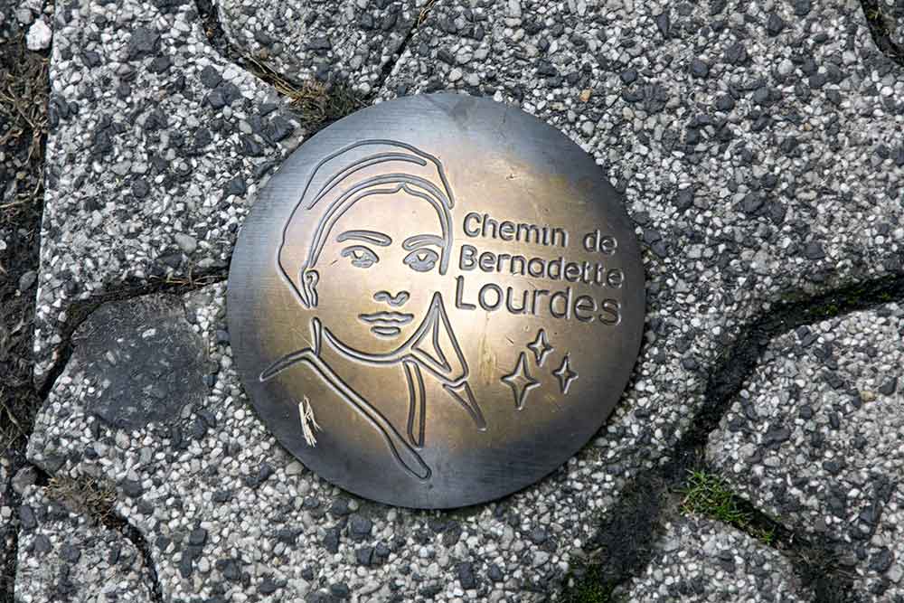 Lourdes - Pour suivre le chemin de Bernadette, nous sommes guidés par des clous en laiton.