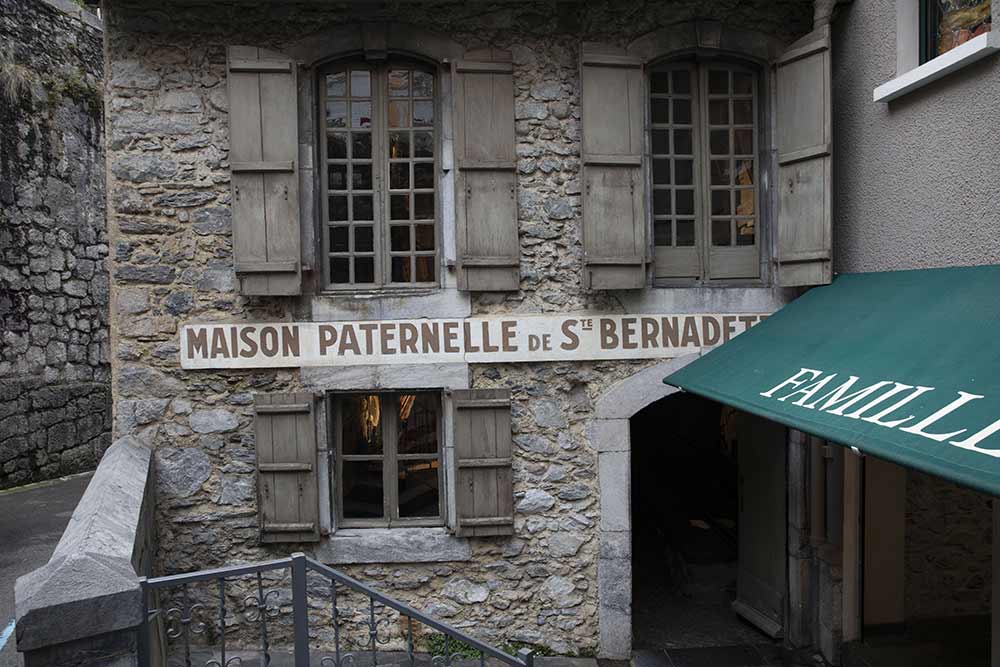 Passage devant la Maison paternelle de Bernadette Soubirous
