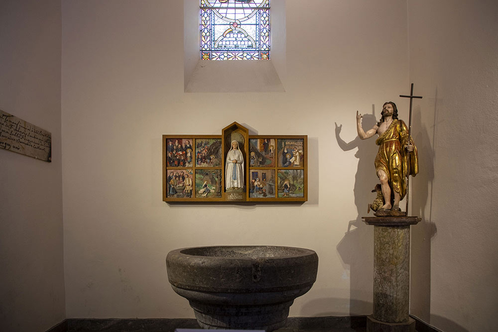 C’est sur ces fonts baptismaux, une cuve romane en marbre, que Bernadette Soubirous fut baptisée en 1844. L’objet est donc à la fois une œuvre d’art et un témoignage sacré.