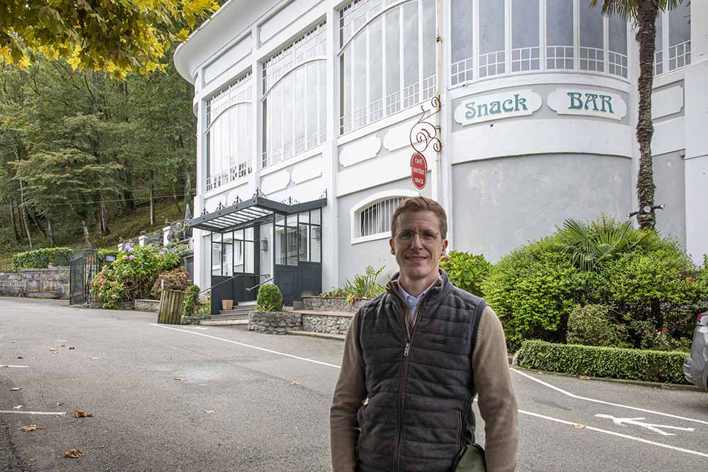 Ghislain Ross devant le bâtiment d’accueil.
