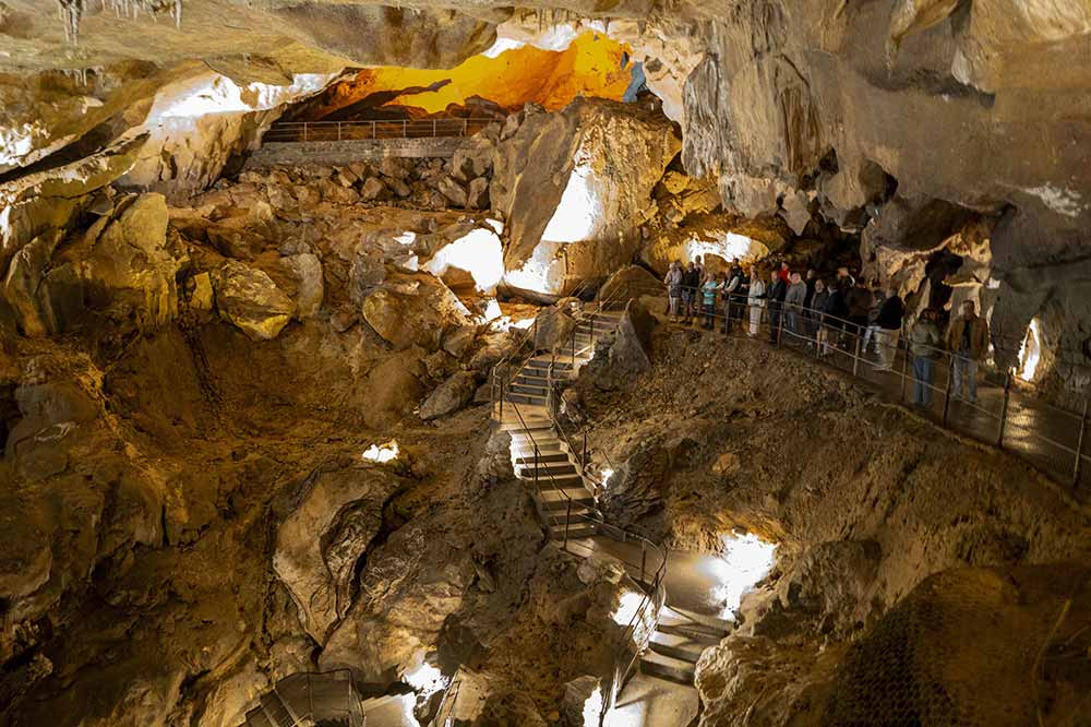 Lourdes - L’impressionnante première salle de la grotte.